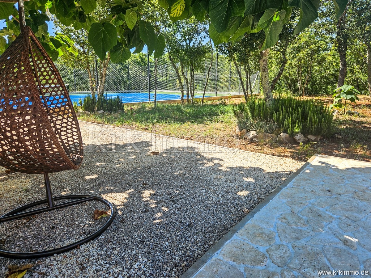 Hiša s tremi apartmaji, bazenom, teniškim igriščem in savno!