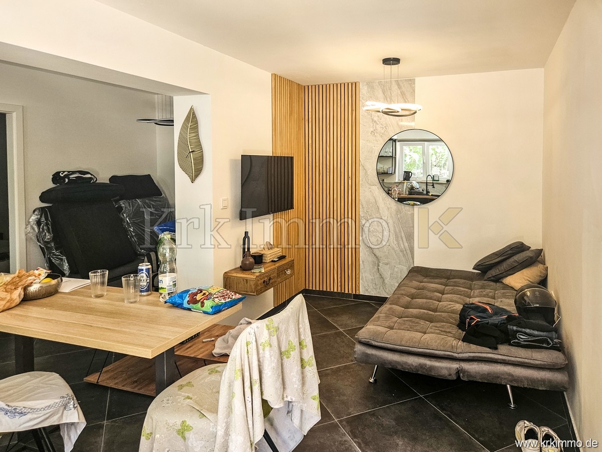 Hiša s tremi apartmaji, bazenom, teniškim igriščem in savno!