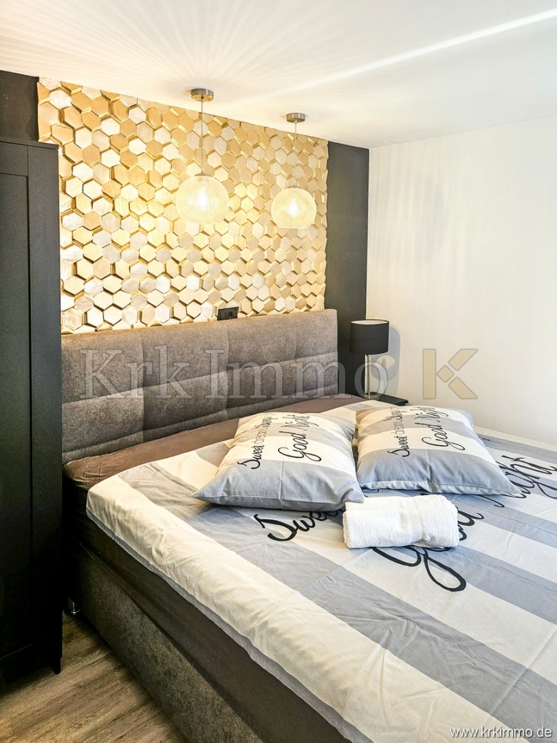 Hiša s tremi apartmaji, bazenom, teniškim igriščem in savno!