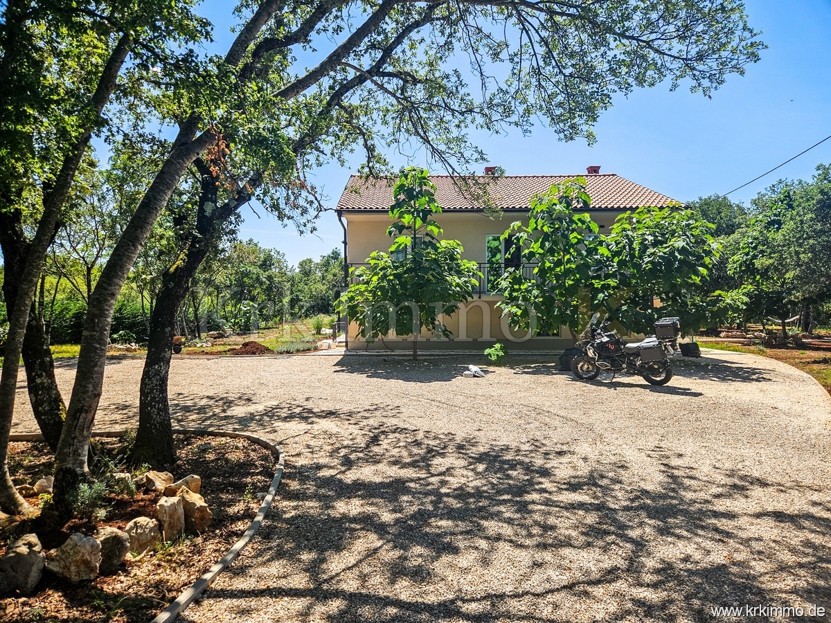Hiša s tremi apartmaji, bazenom, teniškim igriščem in savno!