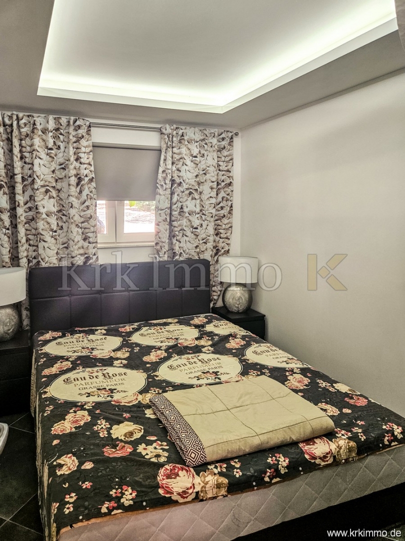 Hiša s tremi apartmaji, bazenom, teniškim igriščem in savno!
