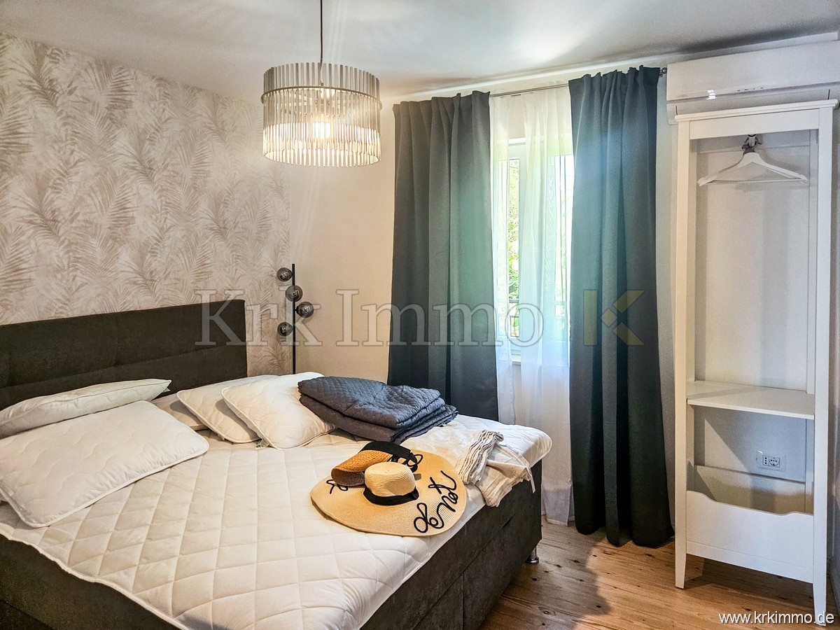 Hiša s tremi apartmaji, bazenom, teniškim igriščem in savno!