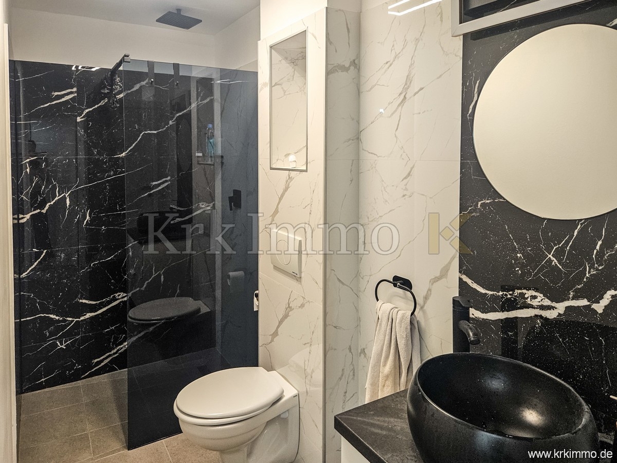 Hiša s tremi apartmaji, bazenom, teniškim igriščem in savno!