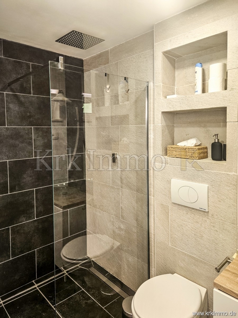 Hiša s tremi apartmaji, bazenom, teniškim igriščem in savno!