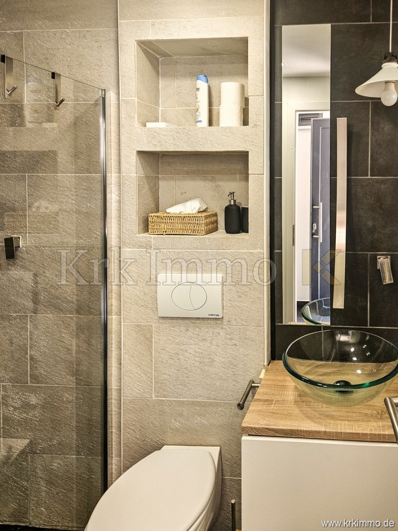 Hiša s tremi apartmaji, bazenom, teniškim igriščem in savno!