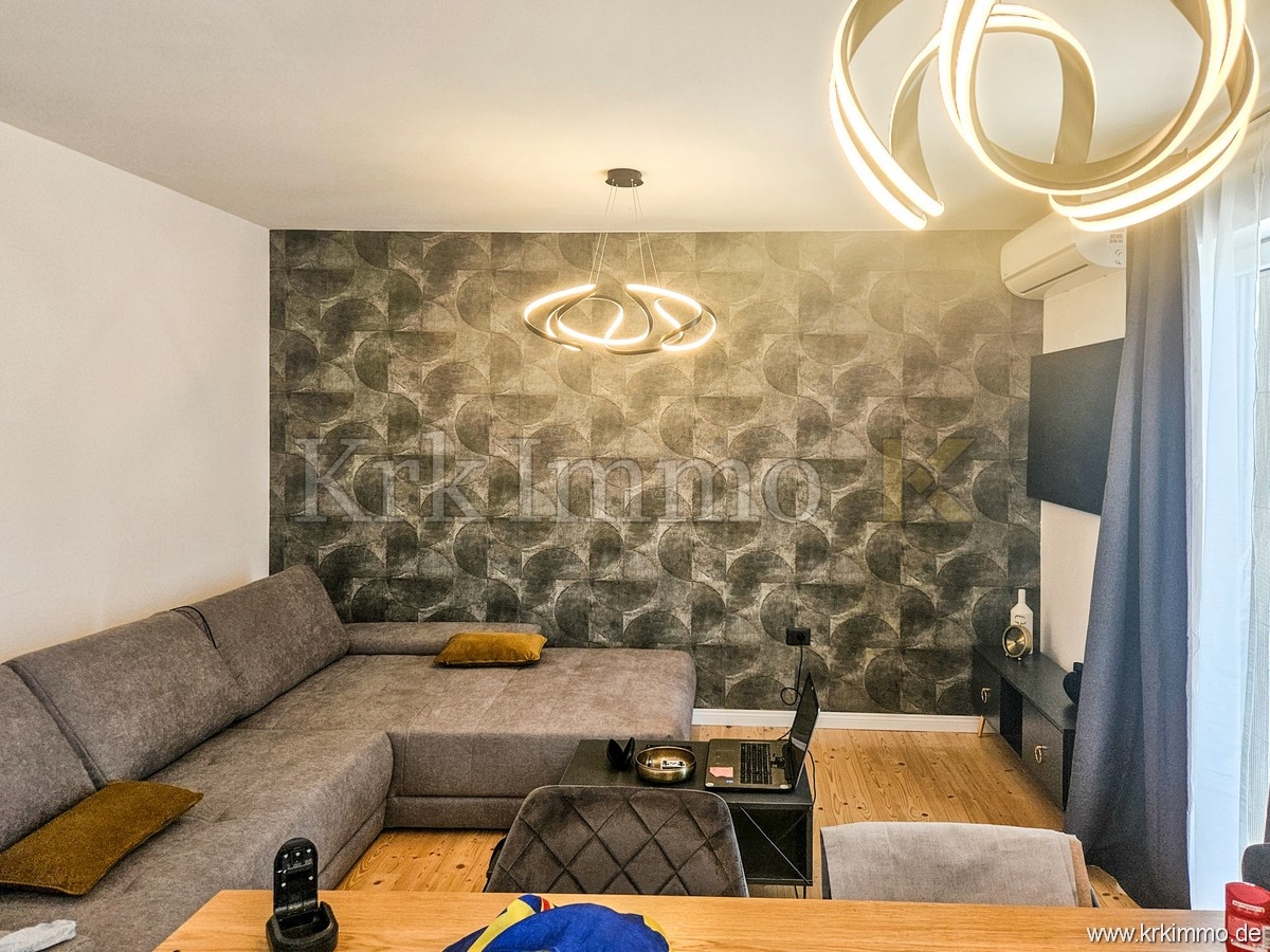 Hiša s tremi apartmaji, bazenom, teniškim igriščem in savno!