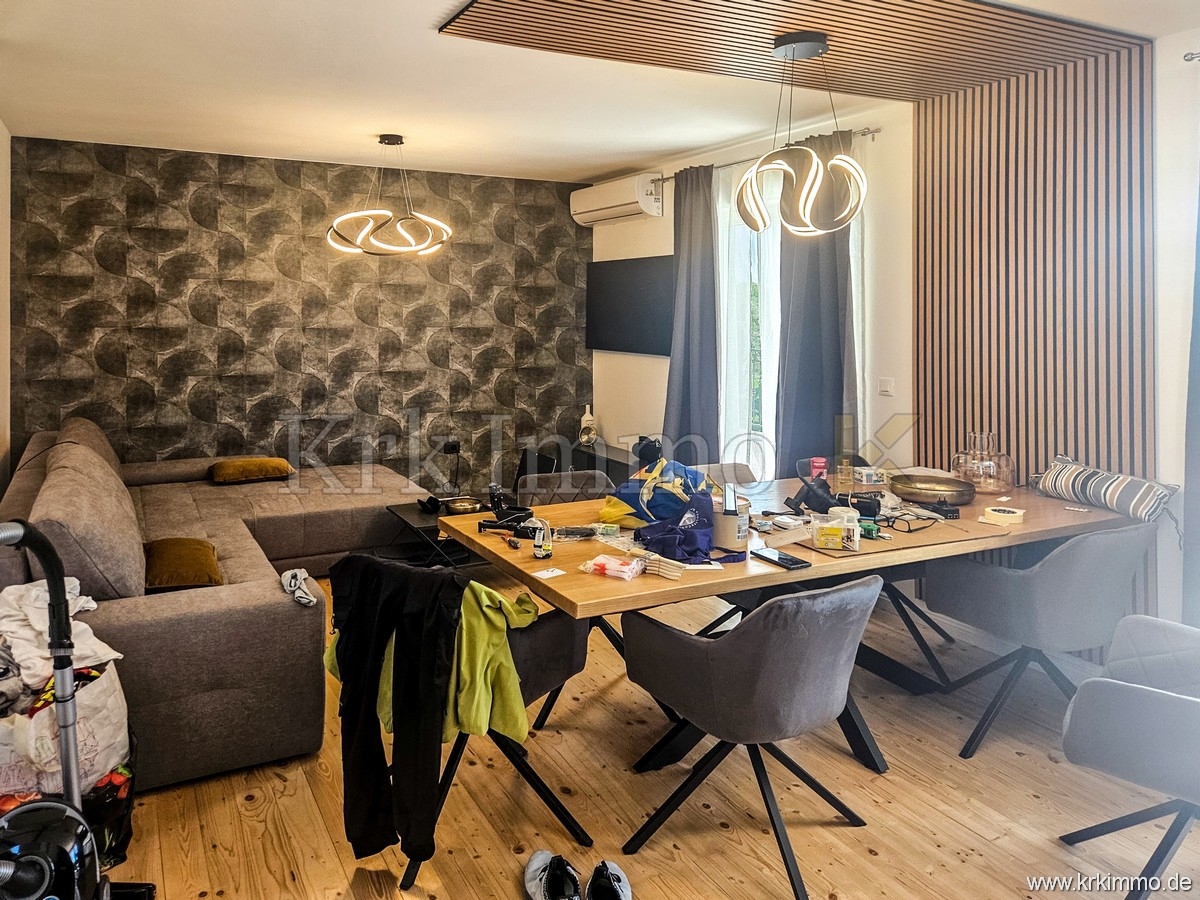 Hiša s tremi apartmaji, bazenom, teniškim igriščem in savno!