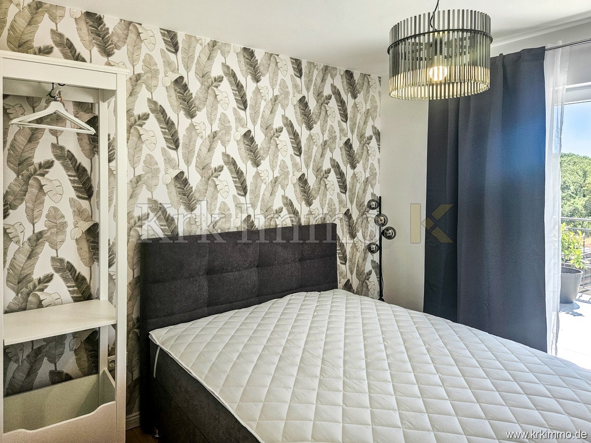 Hiša s tremi apartmaji, bazenom, teniškim igriščem in savno!