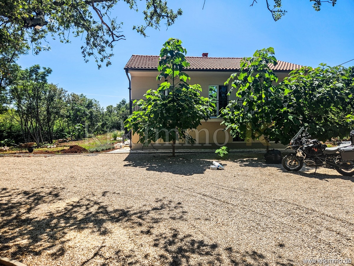 Hiša s tremi apartmaji, bazenom, teniškim igriščem in savno!