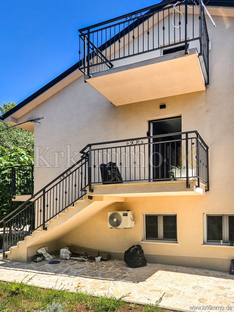 Hiša s tremi apartmaji, bazenom, teniškim igriščem in savno!