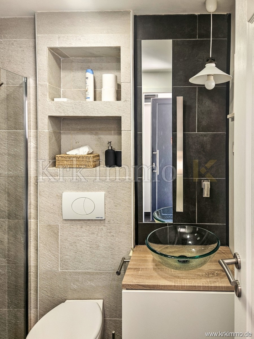 Hiša s tremi apartmaji, bazenom, teniškim igriščem in savno!