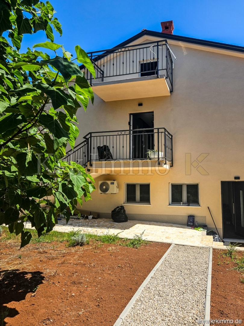 Hiša s tremi apartmaji, bazenom, teniškim igriščem in savno!