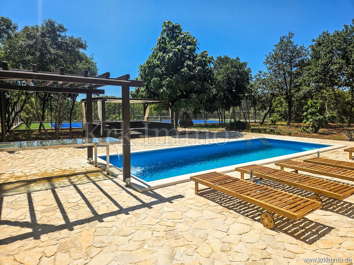 Hiša s tremi apartmaji, bazenom, teniškim igriščem in savno!