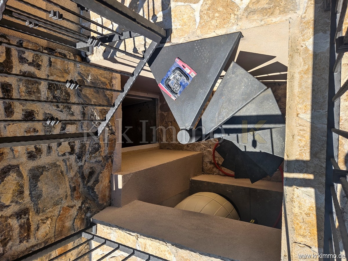 Hiša s tremi apartmaji, bazenom, teniškim igriščem in savno!