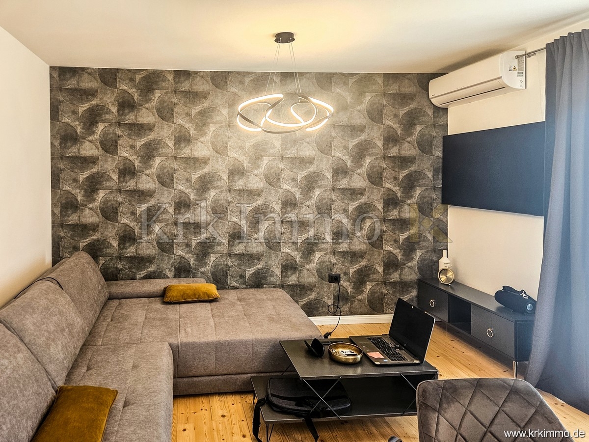 Hiša s tremi apartmaji, bazenom, teniškim igriščem in savno!