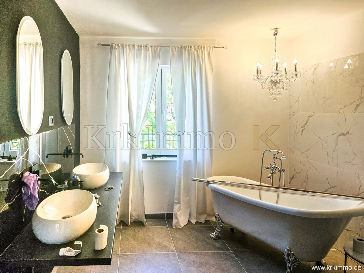 Hiša s tremi apartmaji, bazenom, teniškim igriščem in savno!