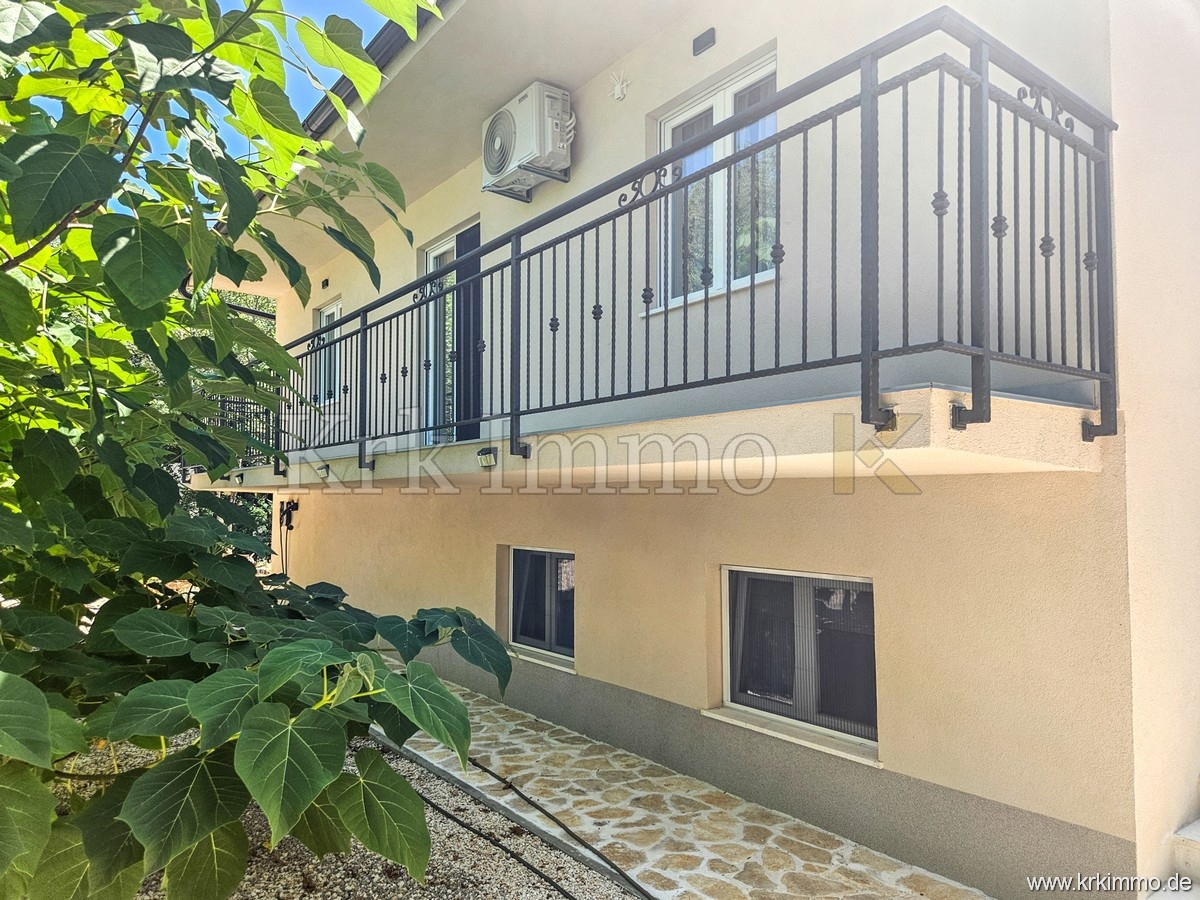 Hiša s tremi apartmaji, bazenom, teniškim igriščem in savno!
