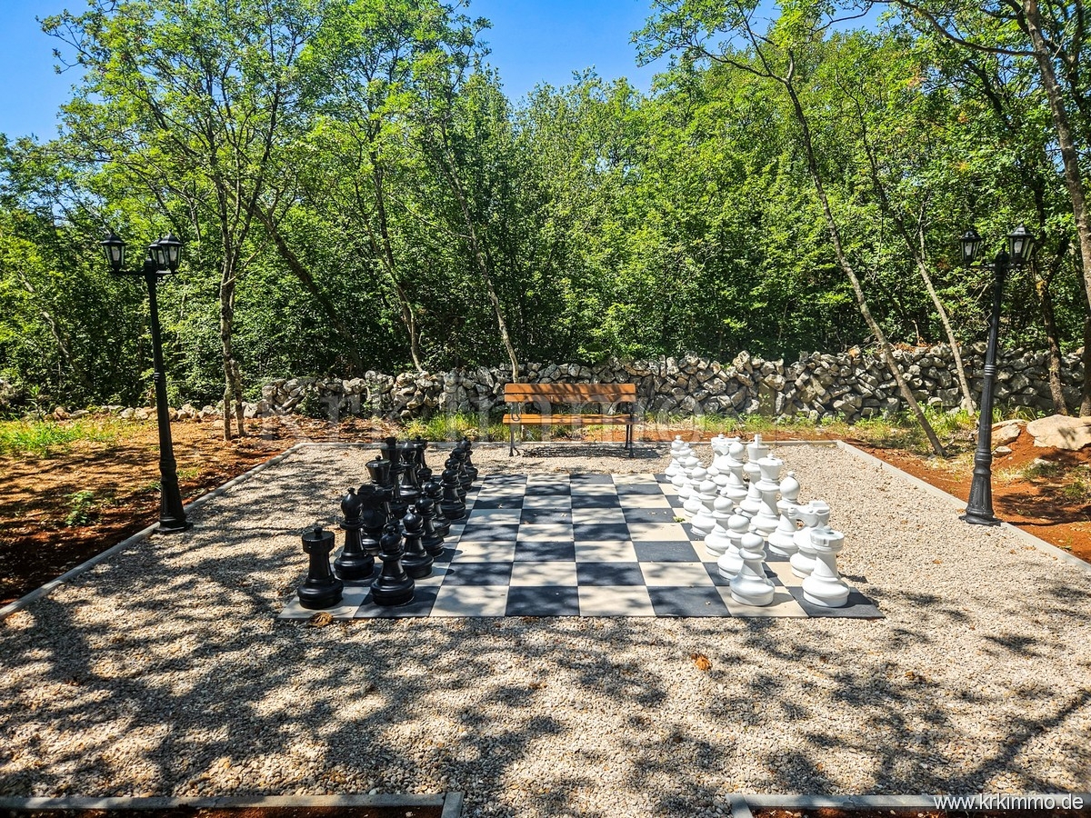 Hiša s tremi apartmaji, bazenom, teniškim igriščem in savno!