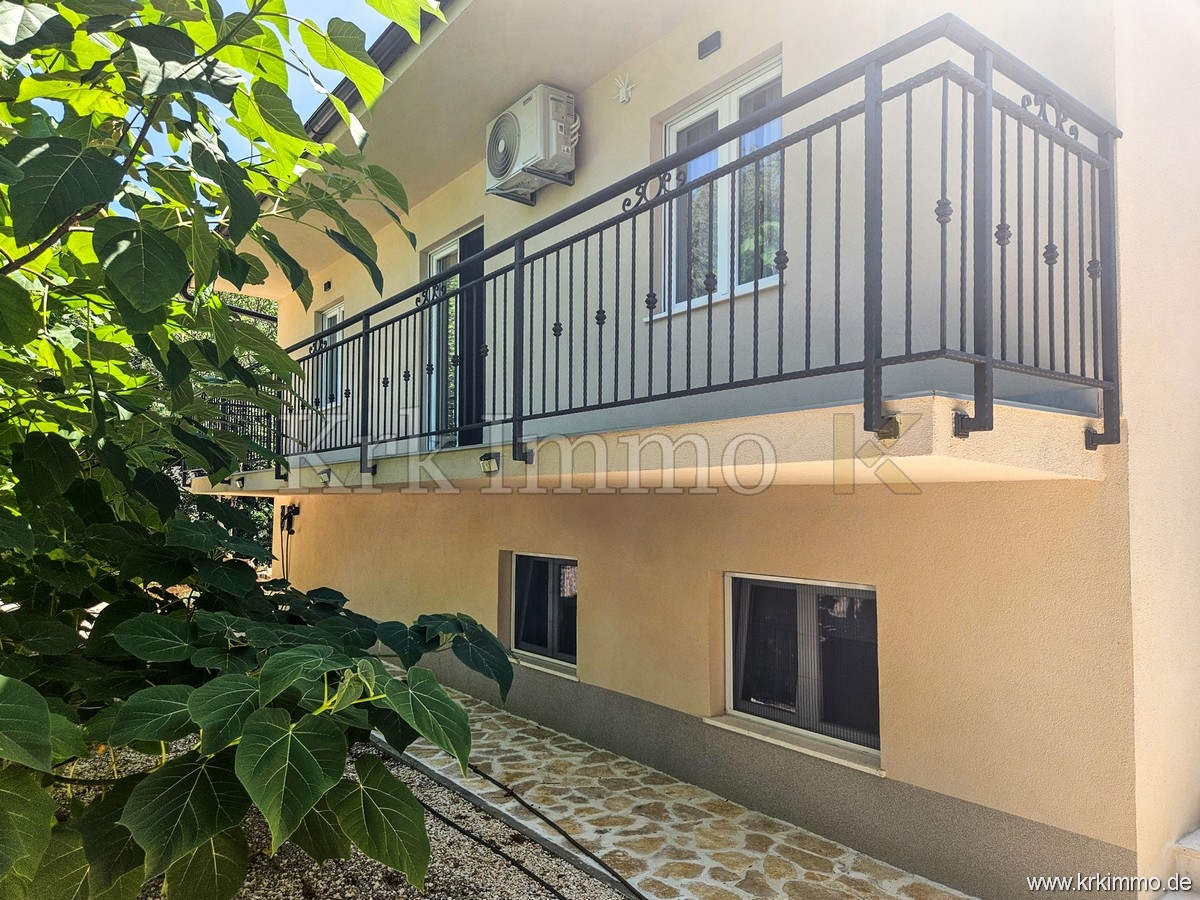 Hiša s tremi apartmaji, bazenom, teniškim igriščem in savno!