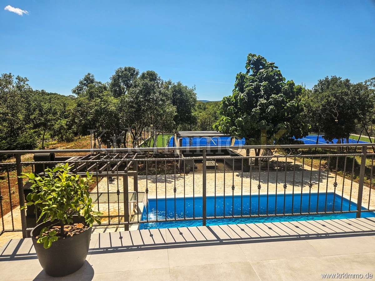 Hiša s tremi apartmaji, bazenom, teniškim igriščem in savno!