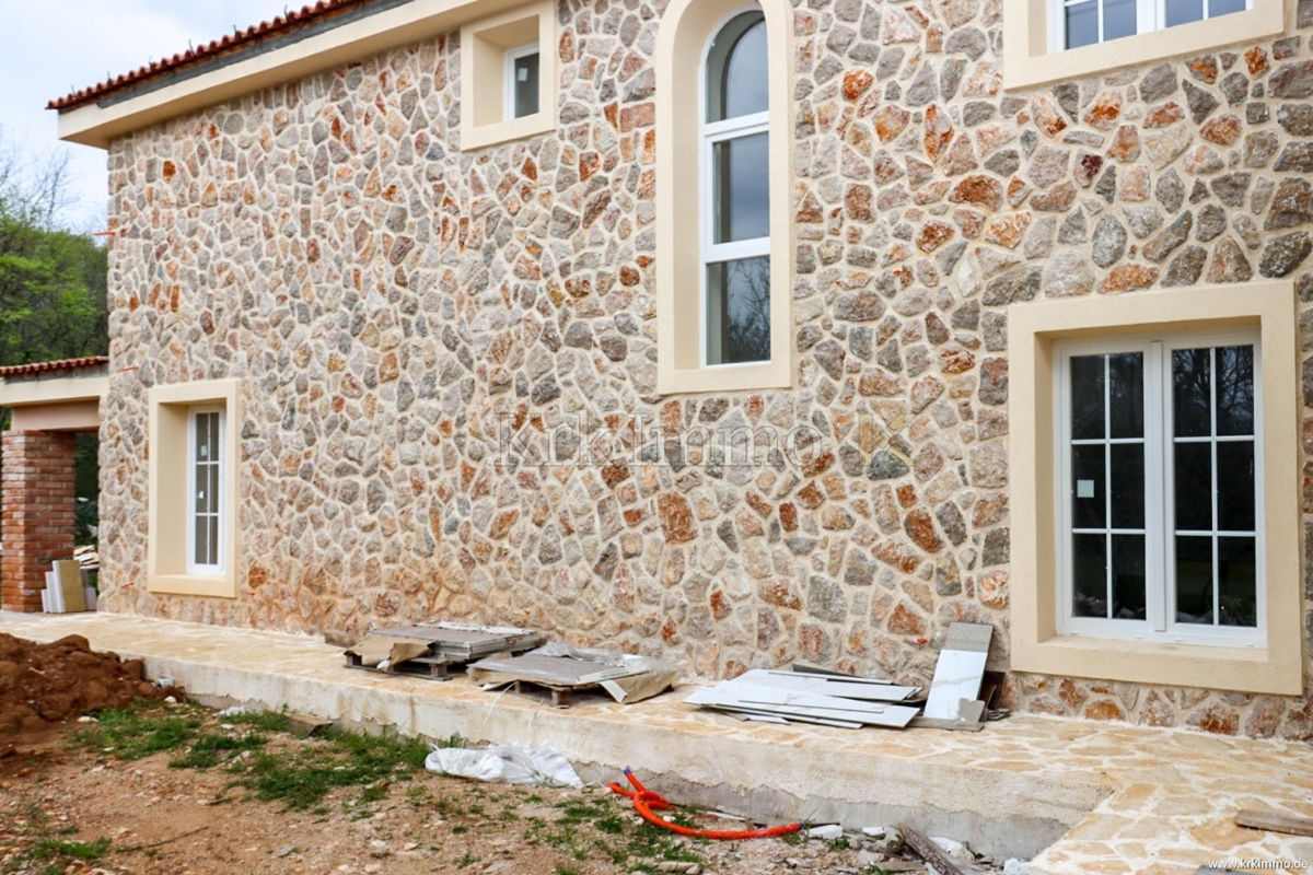 Kamnita hiša z bazenom. Dve stanovanjski enoti. PRODAM