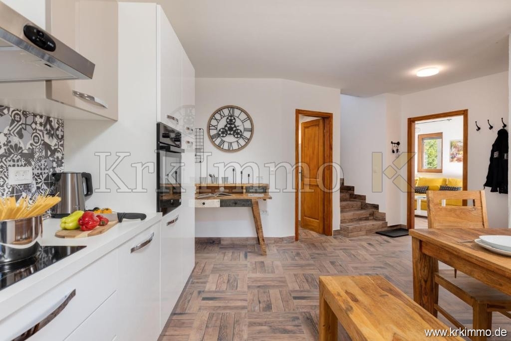 Opremljena samostojna vila z bazenom na mirni lokaciji