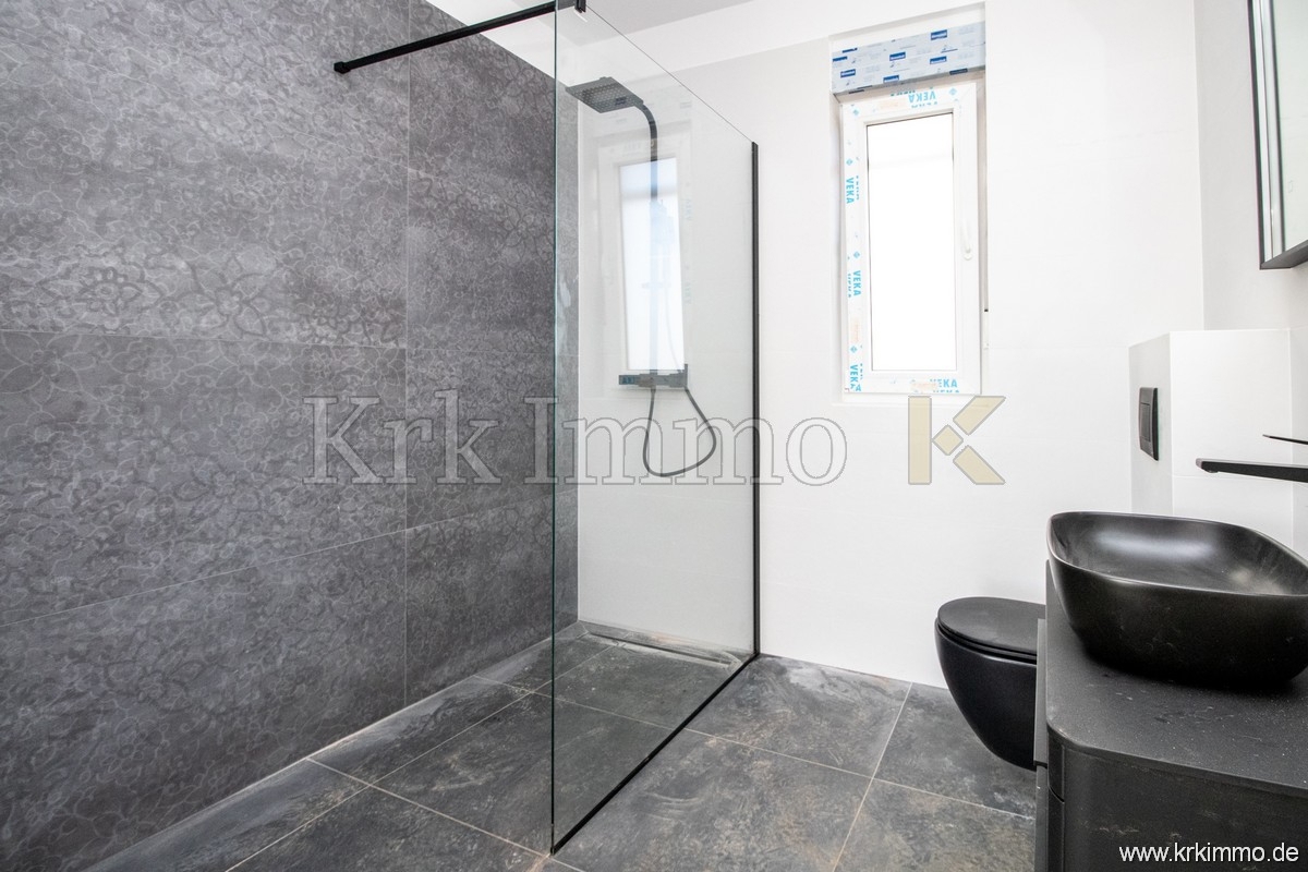 Nov apartma v pritličju z vrtom le 200 m od morja!