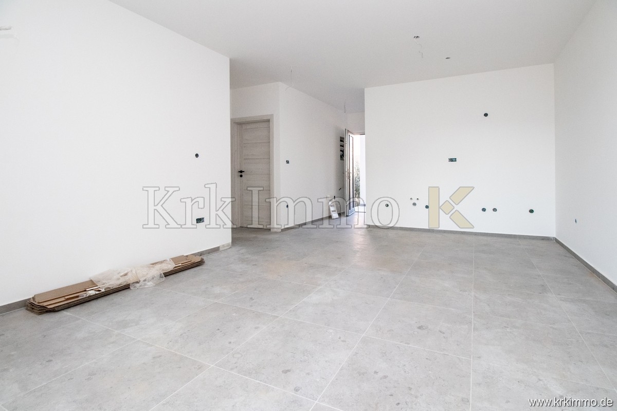Nov apartma v pritličju z vrtom le 200 m od morja!