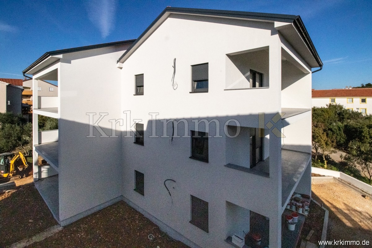 Nov apartma v pritličju z vrtom le 200 m od morja!