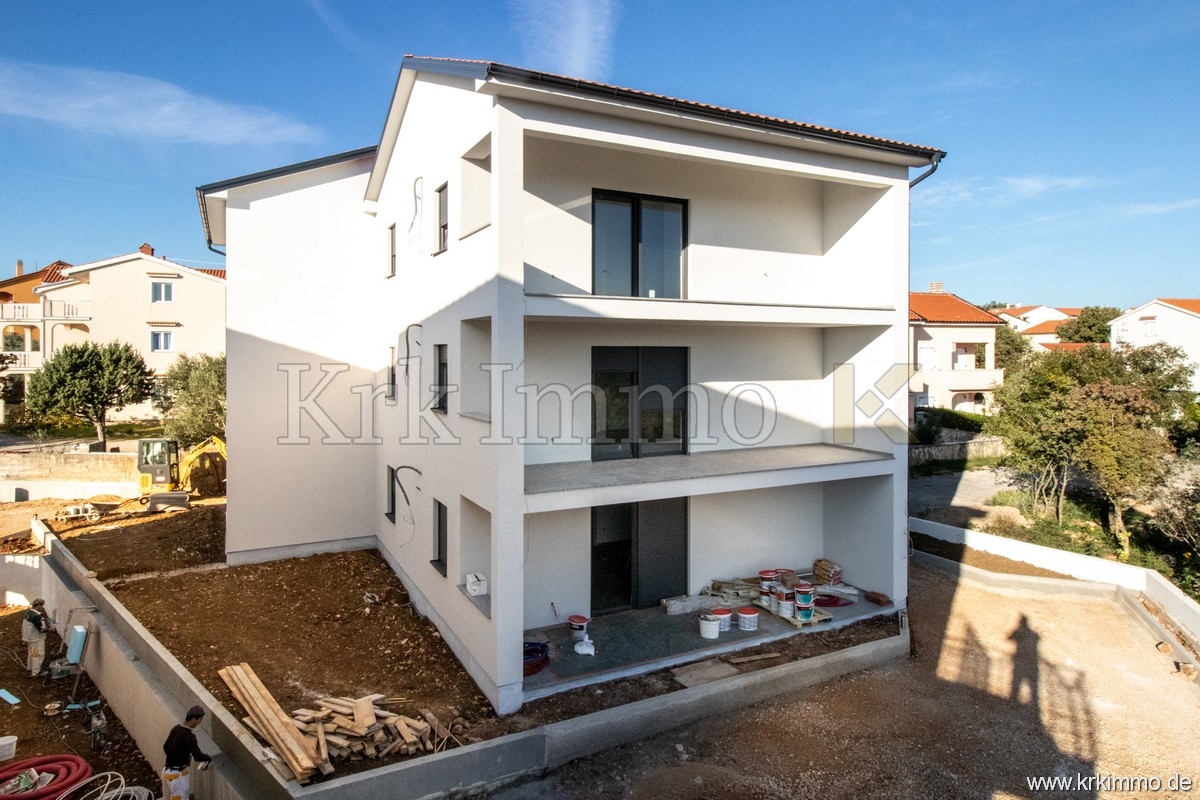 Nov apartma v pritličju z vrtom le 200 m od morja!