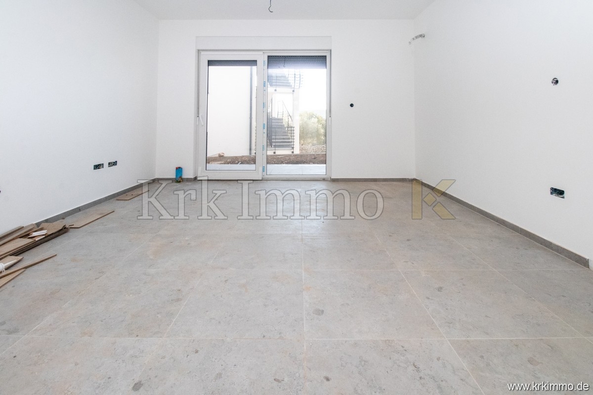 Nov apartma v pritličju z vrtom le 200 m od morja!