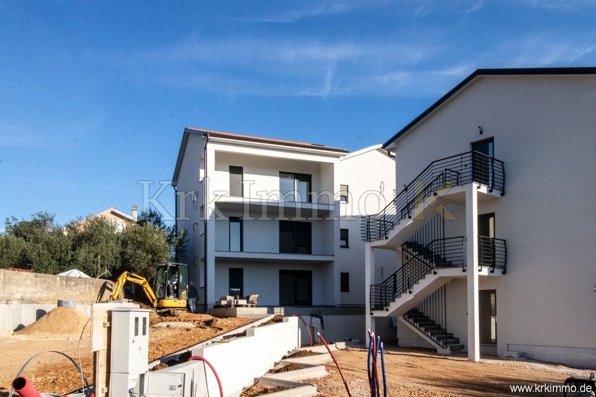Nov apartma v pritličju z vrtom le 200 m od morja!