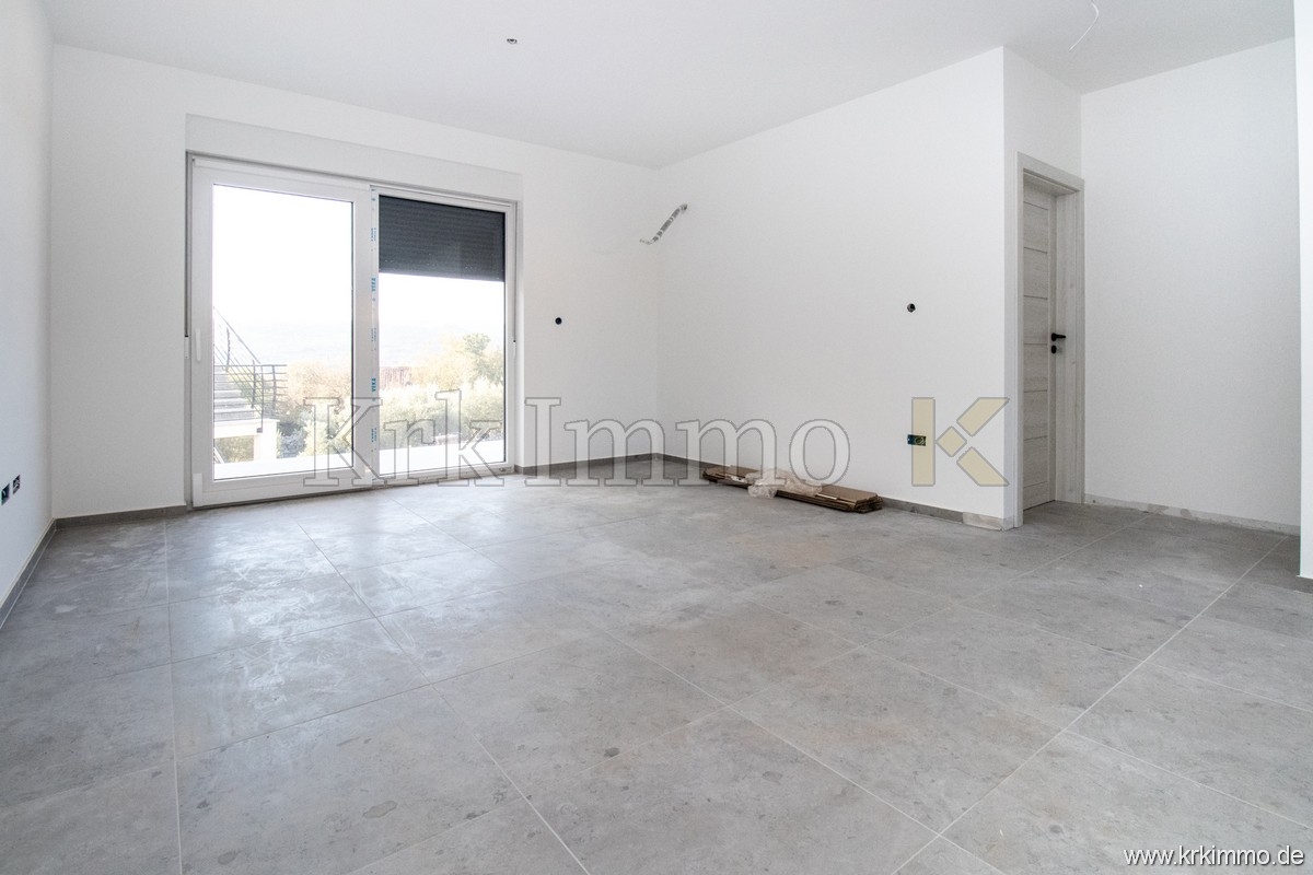 Nov apartma v pritličju z vrtom le 200 m od morja!