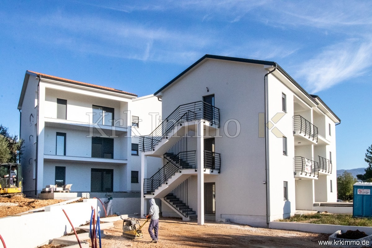 Nov apartma v pritličju z vrtom le 200 m od morja!