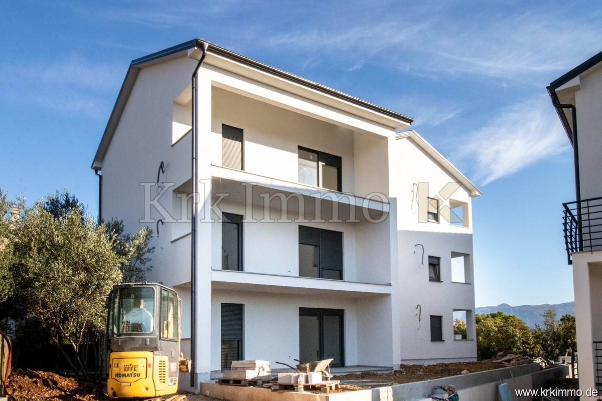 Nov apartma v pritličju z vrtom le 200 m od morja!