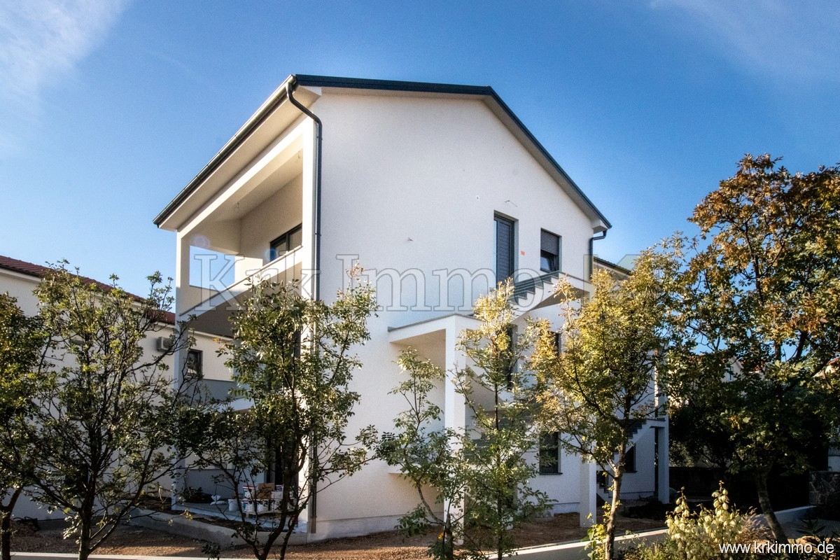 Nov apartma v pritličju z vrtom le 200 m od morja!