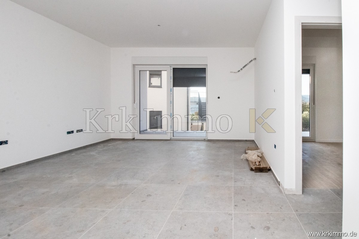 Nov apartma v pritličju z vrtom le 200 m od morja!