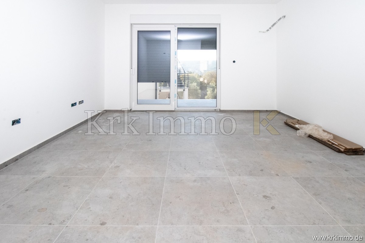 Nov apartma v pritličju z vrtom le 200 m od morja!