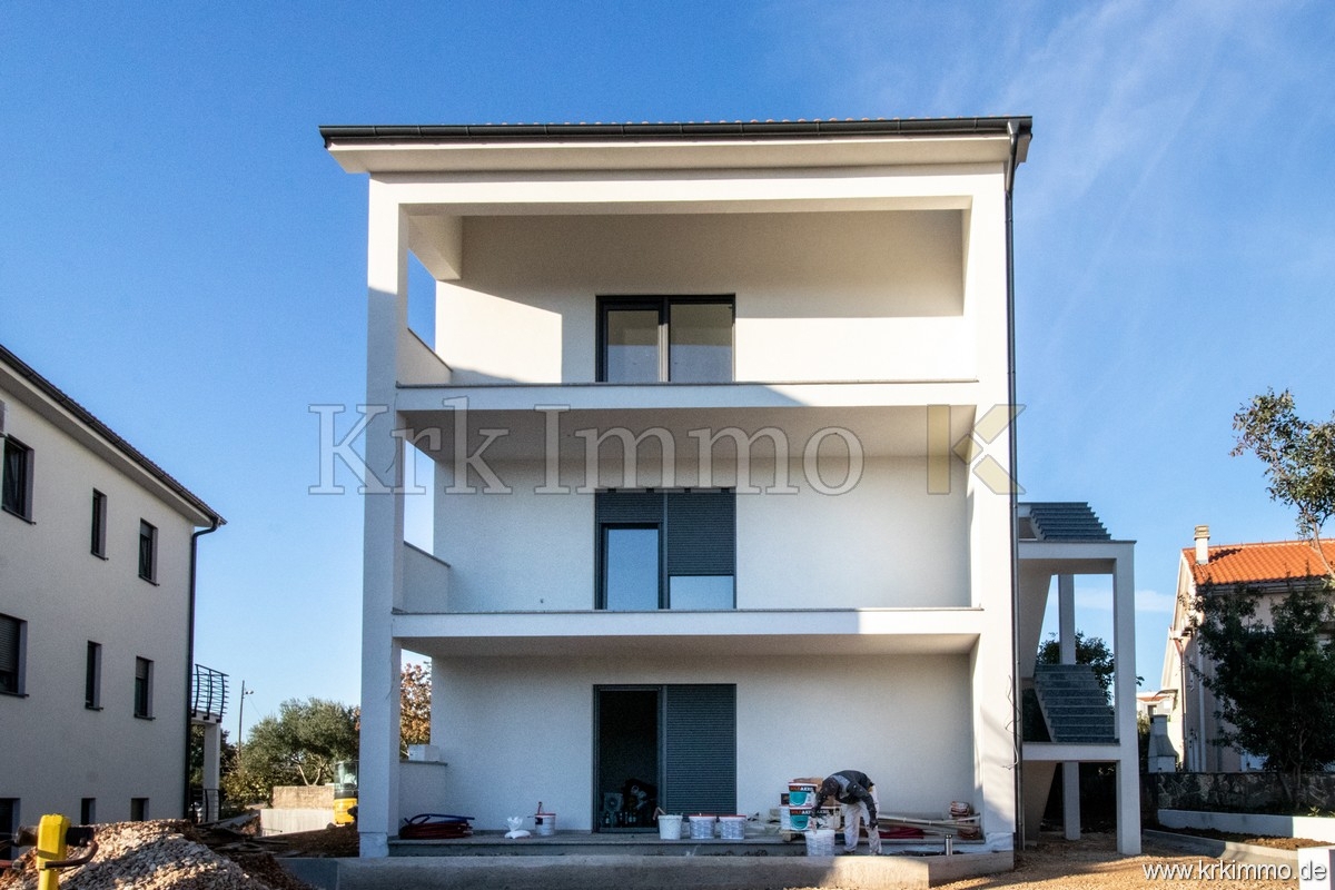 Nov apartma v pritličju z vrtom le 200 m od morja!