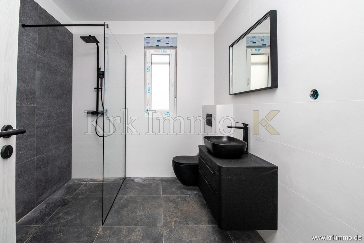 Nov apartma v pritličju z vrtom le 200 m od morja!