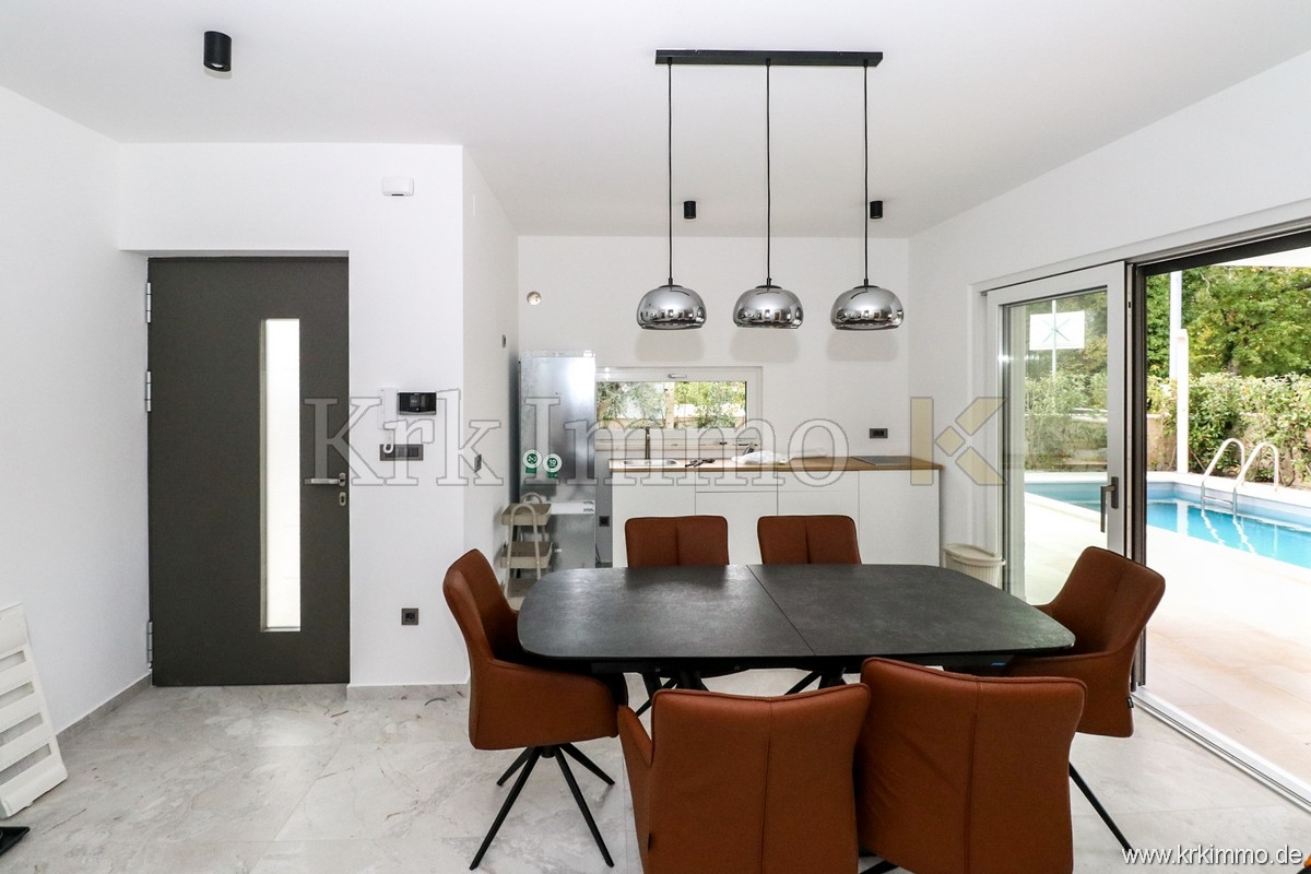 PRODAMO: Nov dvoetažni apartma z bazenom, Malinska