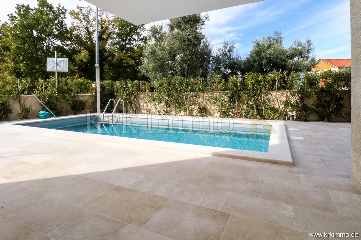 PRODAMO: Nov dvoetažni apartma z bazenom, Malinska