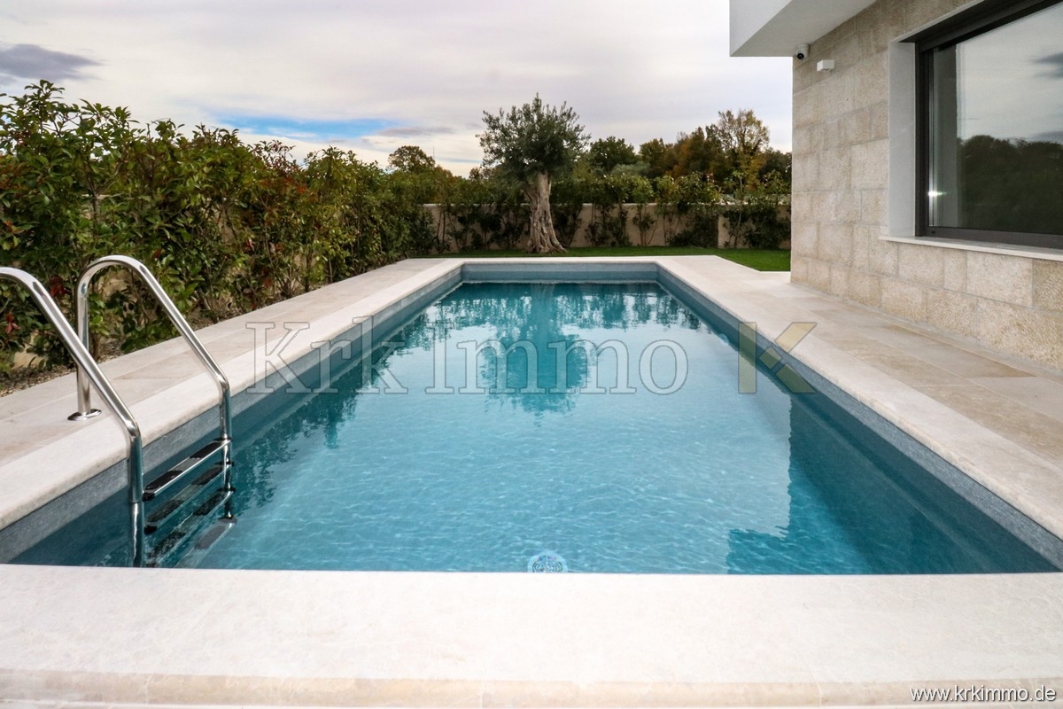 PRODAMO: Nov dvoetažni apartma z bazenom, Malinska