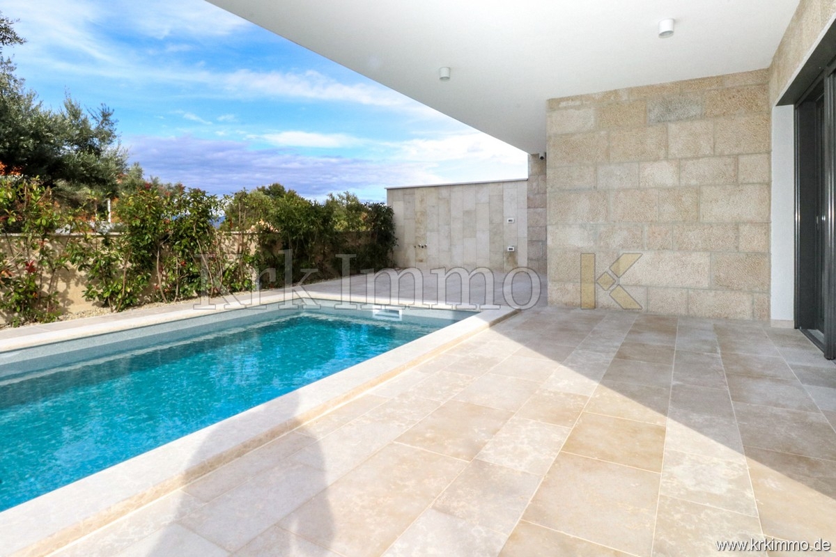 PRODAMO: Nov dvoetažni apartma z bazenom, Malinska