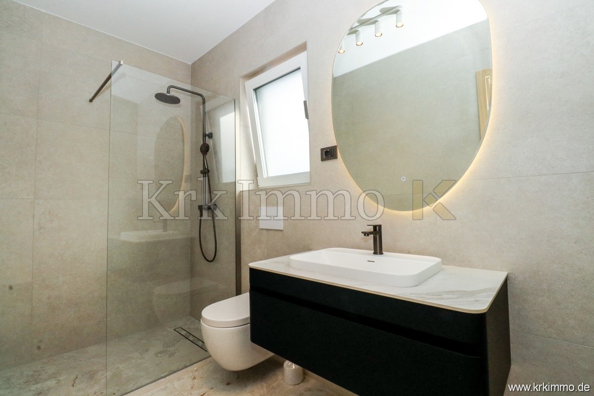 PRODAMO: Nov dvoetažni apartma z bazenom, Malinska