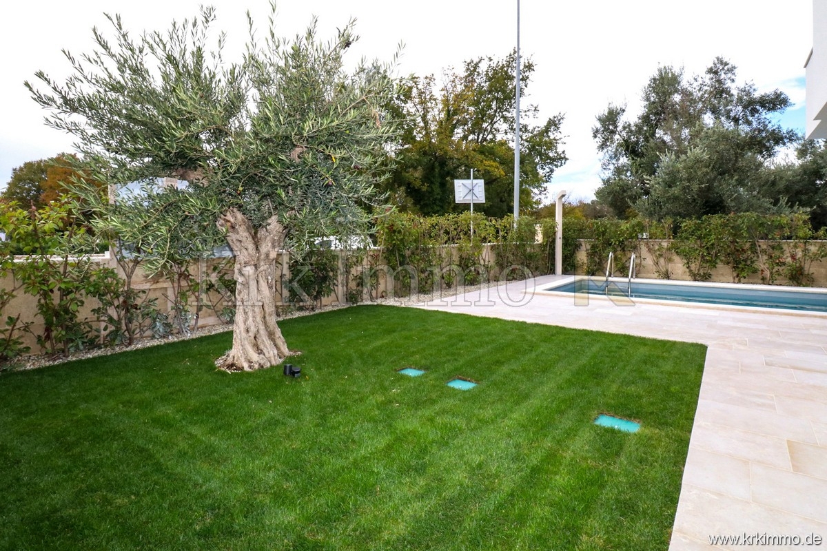 PRODAMO: Nov dvoetažni apartma z bazenom, Malinska