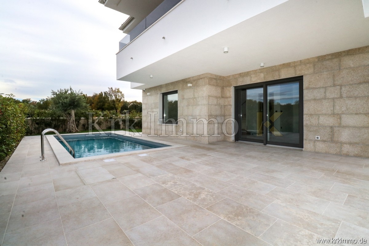 PRODAMO: Nov dvoetažni apartma z bazenom, Malinska