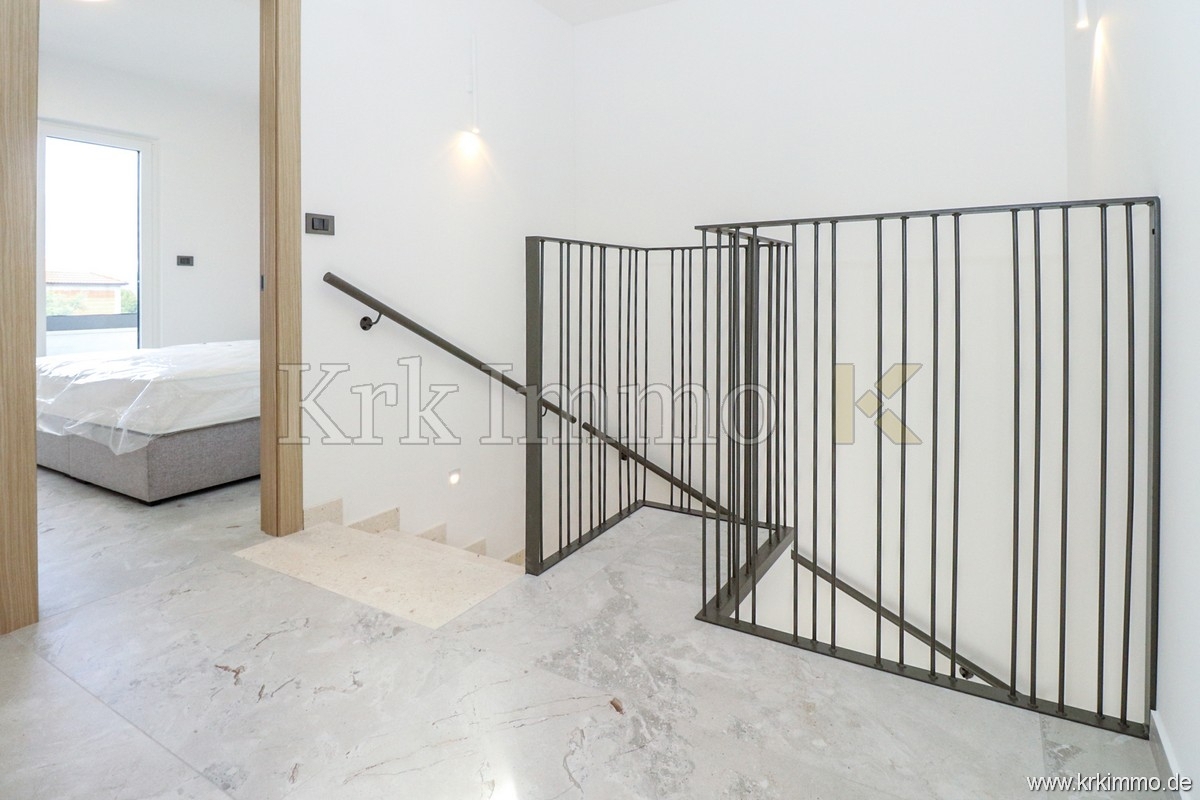 PRODAMO: Nov dvoetažni apartma z bazenom, Malinska