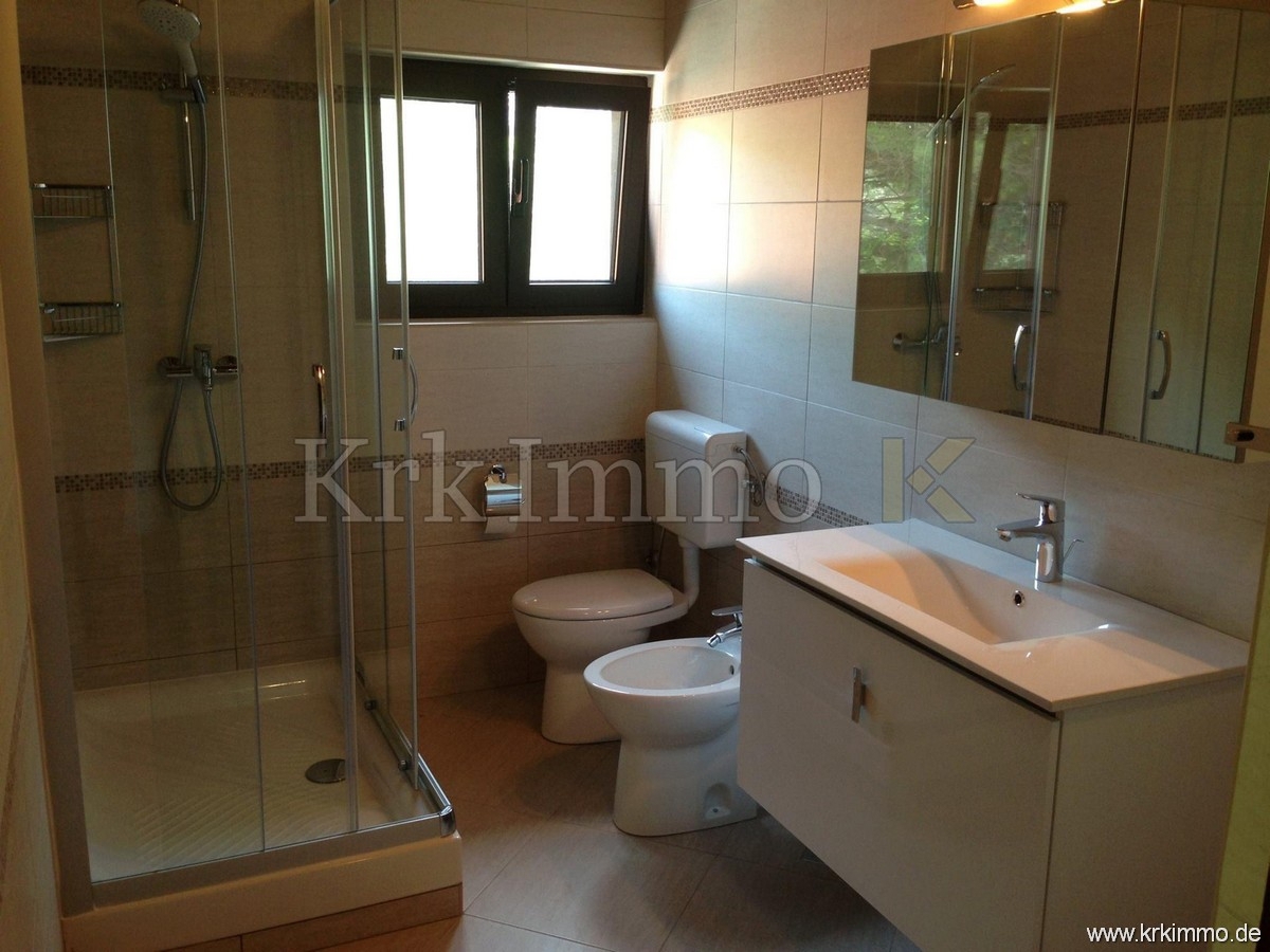 Punat: Samostoječa hiša z 2 apartmajema in bazenom!