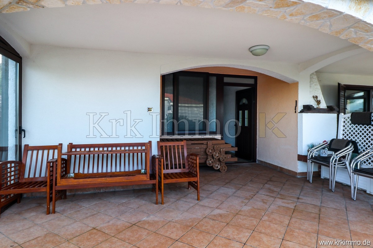 Punat: Samostoječa hiša z 2 apartmajema in bazenom!